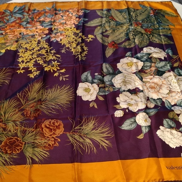 Valentino vintage silk scarf - Picture 2 of 5